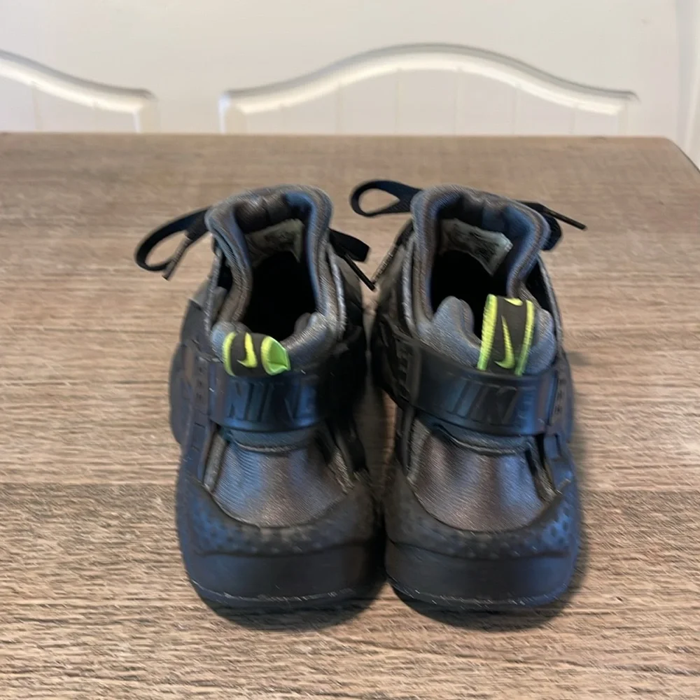 NIKE AIR HURACHE Black‎ Volt Neon Big Boys Size 6